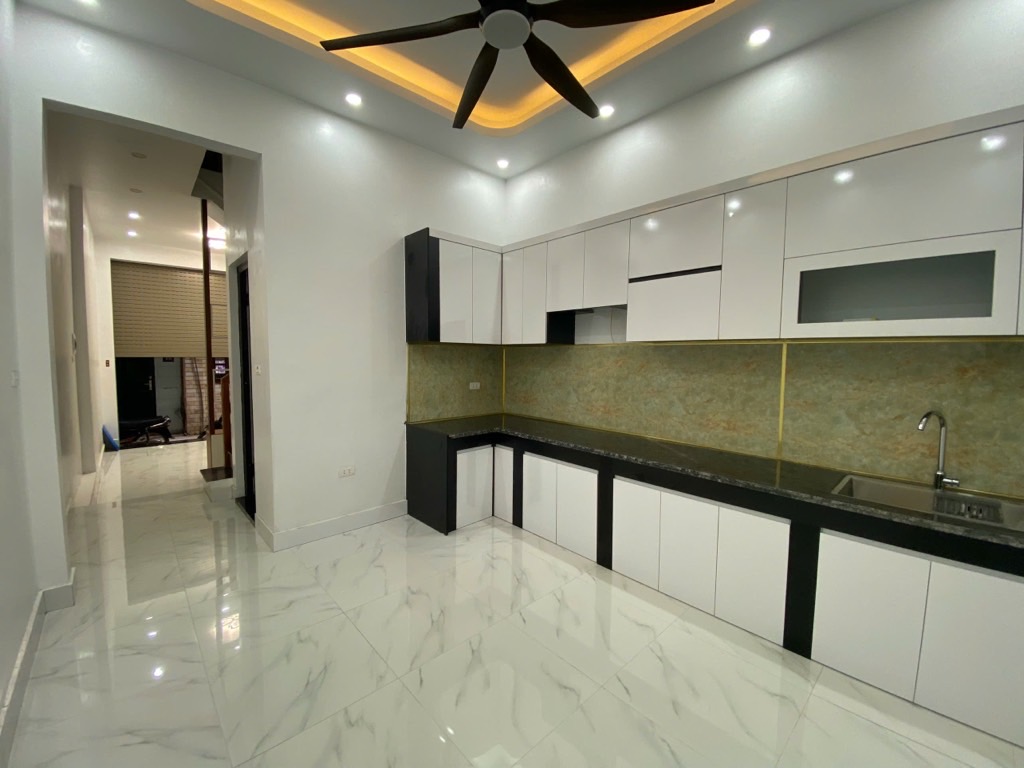 NHÀ ĐẸP Ở LUÔN –GẦN HỌC VIỆN CẢNH SÁT - THANG MÁY – 2 THOÁNG – Ô TÔ LÙI CỬA